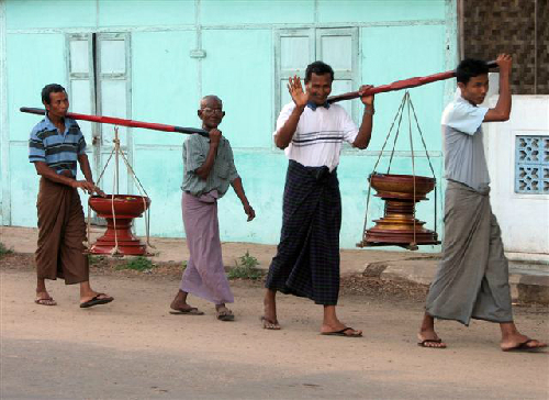 Long yi | Myanmar Tours