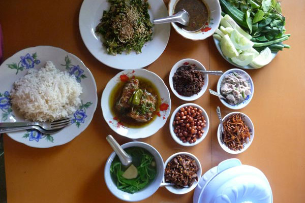 Burmese curry meal