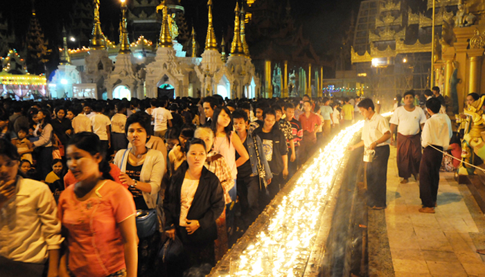 Tourists flock to Shwedagon Pagoda Festival