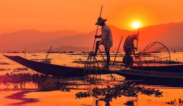 Leg-rowing fishermen in Inle Lake