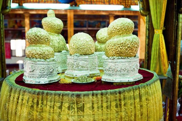 Buddha statue in Phaung Daw Oo paogoda