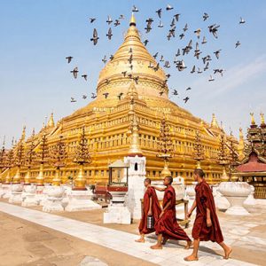 Burmese monks in Shwezigon pagoda