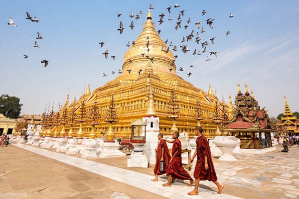 Burmese monks in Shwezigon pagoda