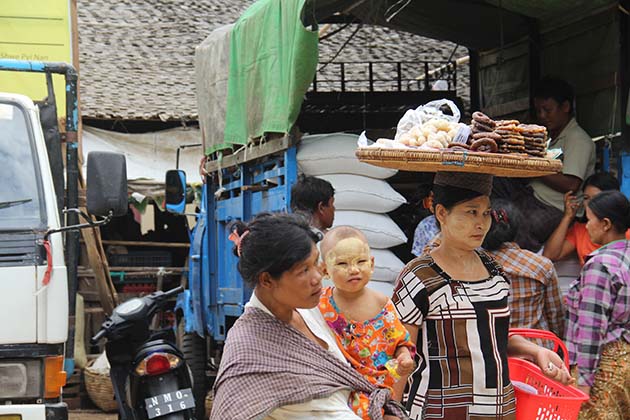 Burmese people in the local Nyaung U Market-Bagan temple tour