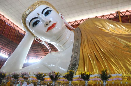 Chaukhtatgyi Buddha