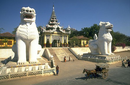 Portal to sacred hill of Mandalay, Myanmar.