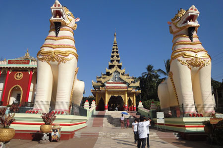 Entrance-Lion-Guardians-at-the-entrance-of-Shwemawdaw-Pagoda-in-bago