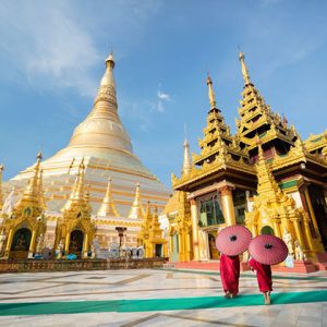 Visit Shwedagon pagoda in Myanmar tour 5 days
