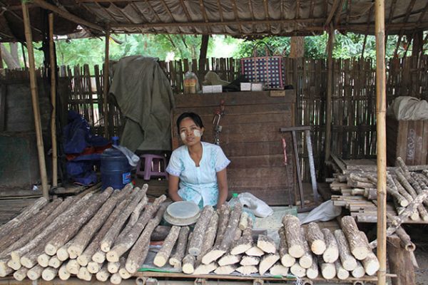 a takaka stall in nyaung u market