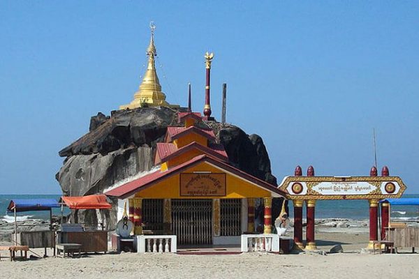 chaung tha beach pagoda