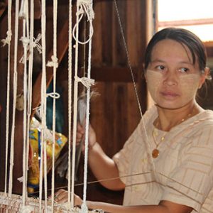 inpawkon weaving village in inle lake