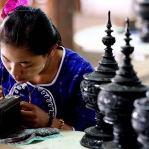 lacquerware-artisan-in-bagan