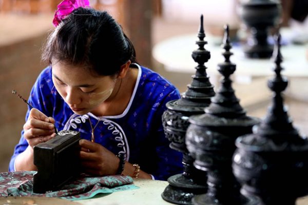 lacquerware-artisan-in-bagan