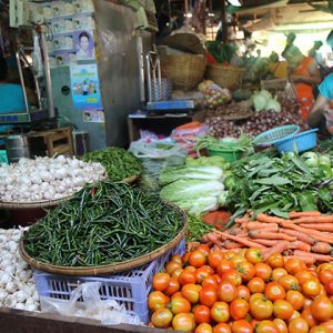 the fresh nyang u market - myanmar luxury tour