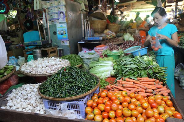 the fresh nyang u market - myanmar luxury tour