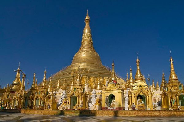 the main golden stupa of shwedagon pagoda