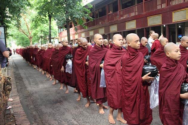 the-morning-alms-of-monks-at-Mahagandayon-Monastery