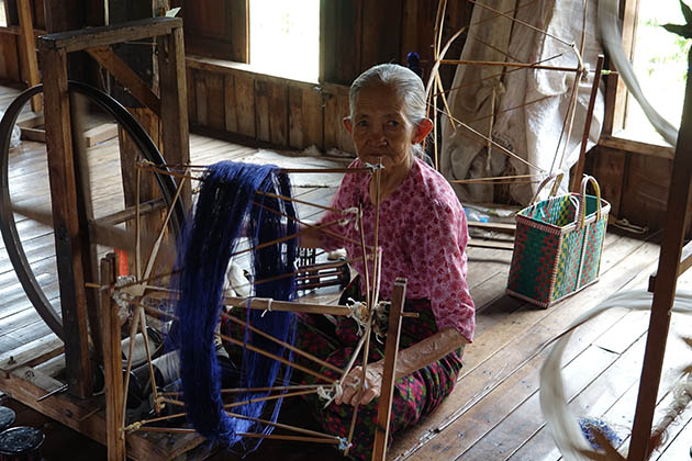 the old woman in weaving workshop-inle lake tour packagesthe old woman in weaving workshop-inle lake tour packages