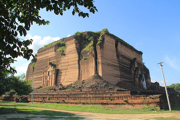 the unfinished mingun paya was built as one of the largest chedis in the world by King Bodaw Paya