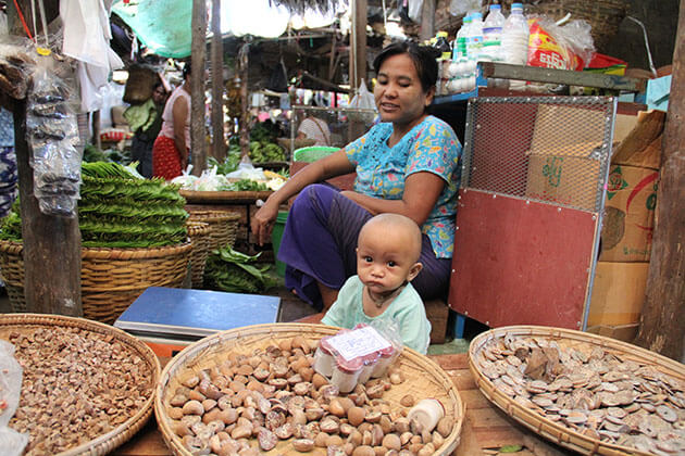 Local selling products in Nyaung u Market