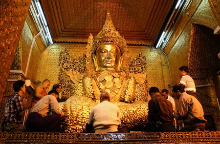 Pilgrims praying in Mahamuni Pagoda Festival.