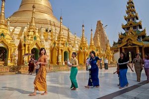 dos and donts in myanmar - thing do to when visiting a sacred place