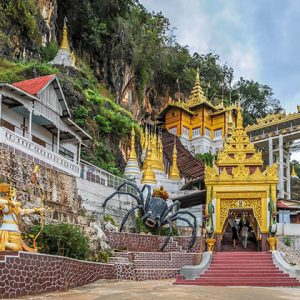 the entrance leads to pindaya cave