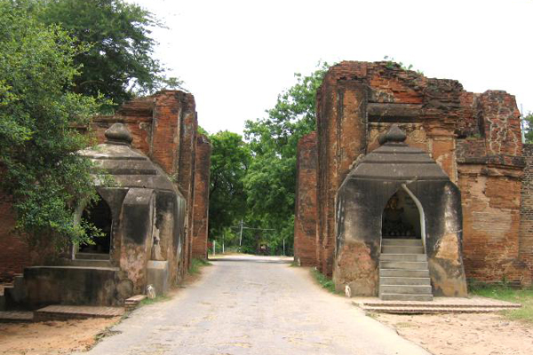 Many temples in Bagan are encircled by a wall with gates