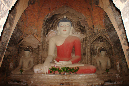 Buddha images inside Pahtothamya Temple