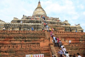 Visitors at Shwe Sandaw Pagoda