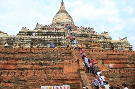 Visitors at Shwe Sandaw Pagoda