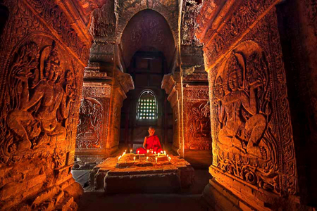 Meditating little monk inside Nan Paya Temple