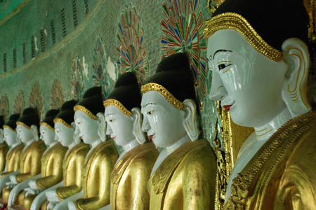 Line of Buddha images in Onhmin Thonze pagoda