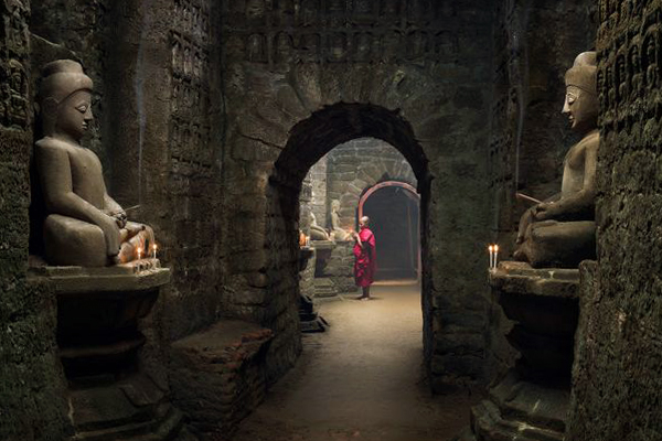 Inside Koe-thaung Temple