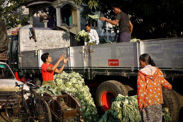 Vendors unloading the vegetable from the truck, Hpa An Market