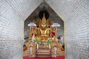 Buddha image inside Sandamuni Pagoda