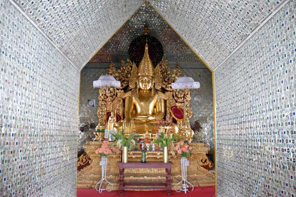 Buddha image inside Sandamuni Pagoda