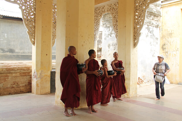2 day Monks-waiting-alms-in-Shwezigon-Pagoda