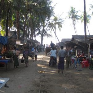 A sprawling market in Maung Shwe Lay