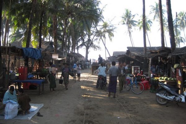 A sprawling market in Maung Shwe Lay