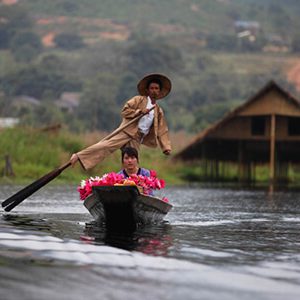 Leg rowing man with his wife to the market attraction for Inle lake tour