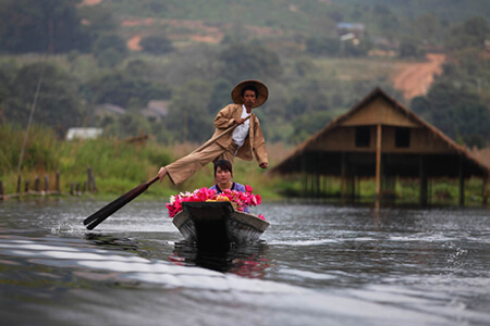 Leg rowing man with his wife to the market attraction for Inle lake tour