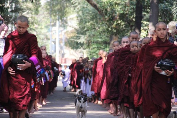 Monks in queue, morning ceremony in Mahagandaryone Monastery