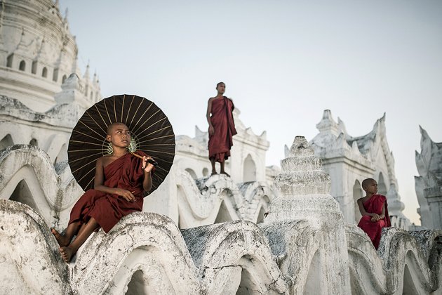 Monks in Hsinbyume Pagoda