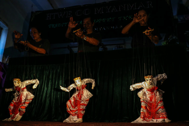 Traditional Puppet Show - Myanmar by Jlr