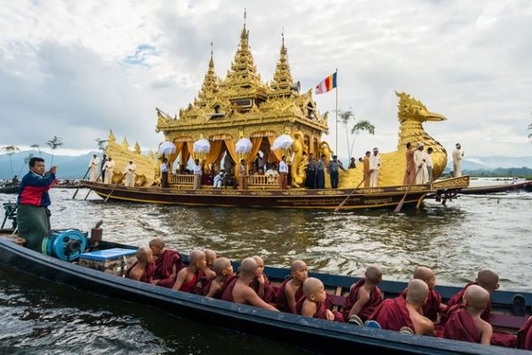 Boat racing performance during Phaungdawoo Pagoda Festival