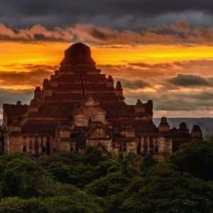 Sunset over Thabinnyu Temple