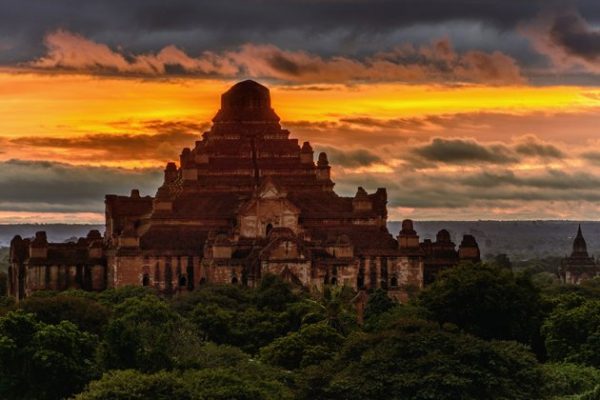 Sunset over Thabinnyu Temple