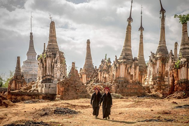 Stroll throught the ruins of Indein in Myanmar eco tour 