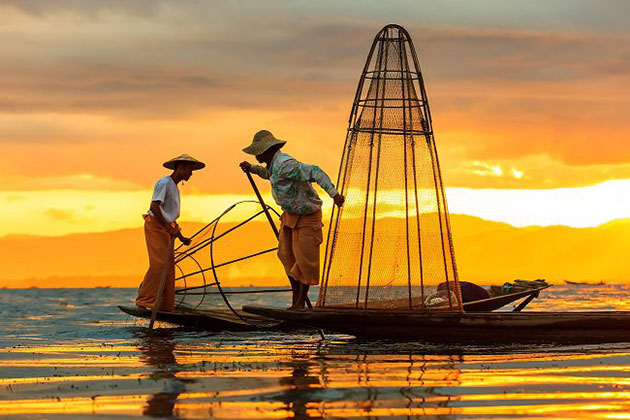 sunset and the Intha fishermen-highlight of Myanmar nightlife on Inle lake